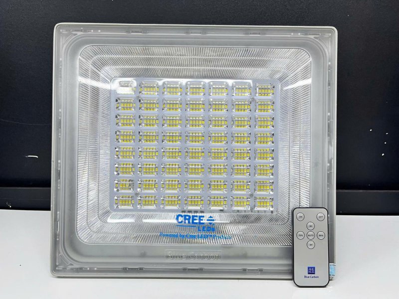 Đèn Pha Năng Lượng Mặt Trời Roiled 500W 6.0 Chính Hãng Mặt trước đèn pha năng lượng mặt trời Roiled 500W