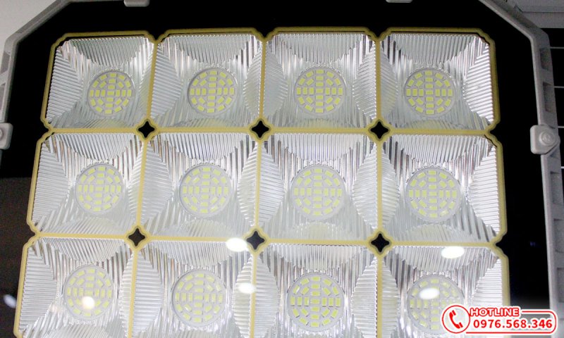 Đèn pha năng lượng mặt trời 300w cao cấp Roiled TF-300w Đèn pha năng lượng mặt trời 300w cao cấp Roiled TF-300w