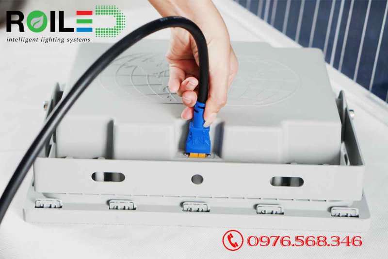 Đèn pha năng lượng mặt trời 500W cao cấp Roiled RL-P500 Đèn pha năng lượng mặt trời 500W cao cấp Roiled RL-P500