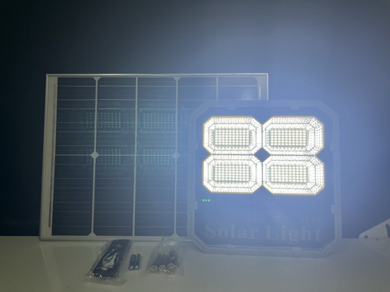 Đèn Pha Năng Lượng Mặt Trời TR-200W 4 Ô – Pin Mono, Chống Nước IP66