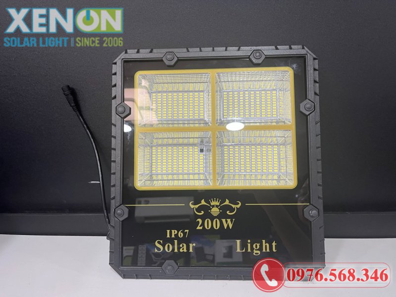 Đèn Pha Năng Lượng Mặt Trời Xenon 4 Ô 200W – Pin Mono, Chống Nước IP67